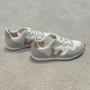 Veja women’s SDU size 40 (US 9) alveomesh white/platine sneakers